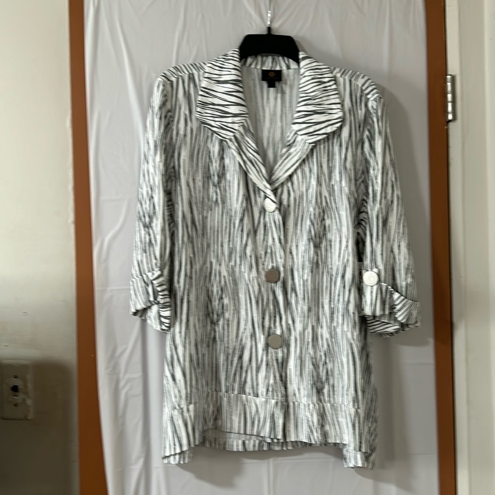 JM Collection Women’s Classy Jacket Size XL , 24.5 W 29 Length Front, 31 back